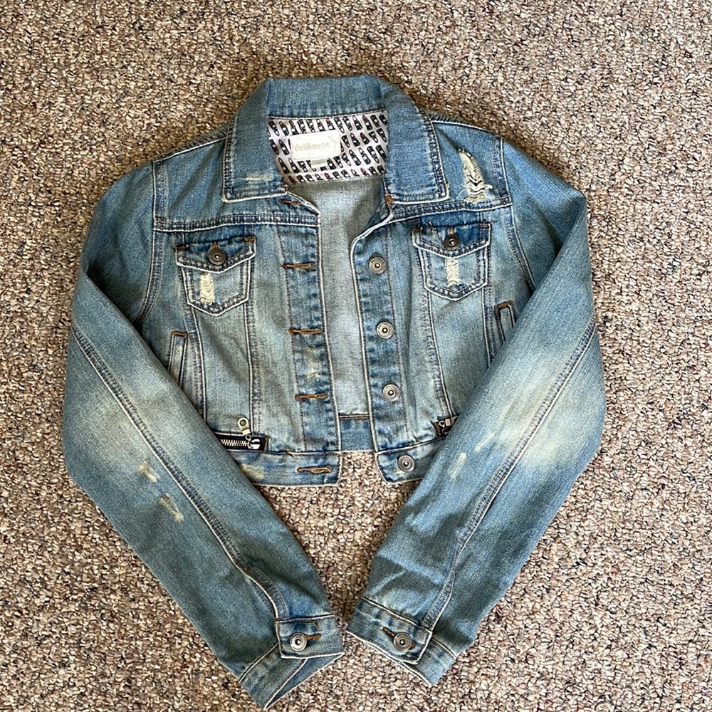 Junior’s Cropped Distressed Dollhouse Jean Jacket Size M